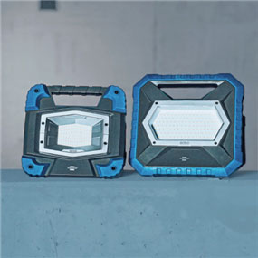 Two Bosch Professional construction lamps in blue and black on a table.