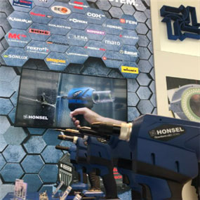 A blue Honsel tool stands in front of a screen with product information.