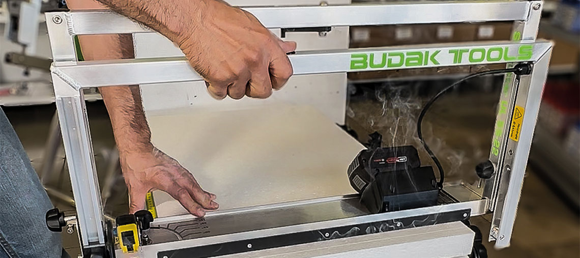 Ein Handwerker nutzt eine Budak Tools Maschine zum Arbeiten mit Holz.
