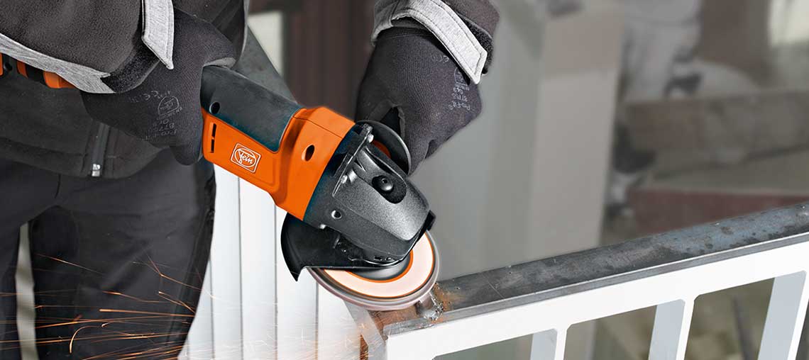 Ein Bosch Professional Winkelschleifer schneidet Metall, Funken fliegen.