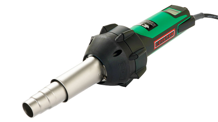 Ein grüner Leister Heißluftfön liegt auf einem weißen Hintergrund.