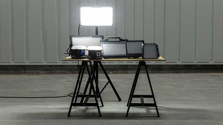 Bosch Professional Werkzeuge auf einem Tisch in einem Industrieumfeld.