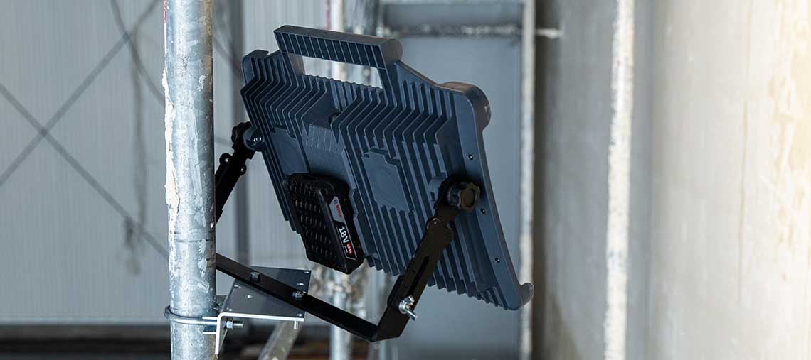 Ein Bosch Professional LED-Arbeitsstrahler hängt an einem Gerüst.