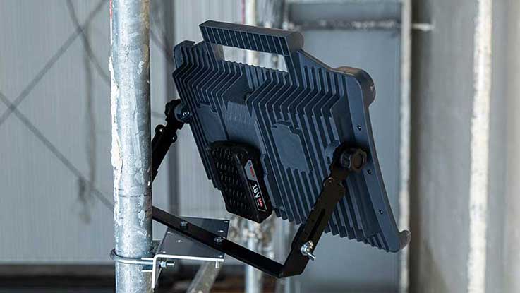 Schwarzes Bosch Professional LED-Licht an einem Gerüst montiert.