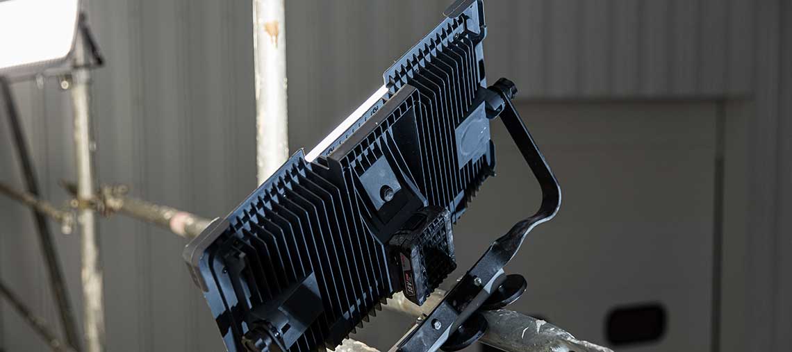 Ein schwarzes Bosch Professional LED-Licht steht an einem Gerüst.