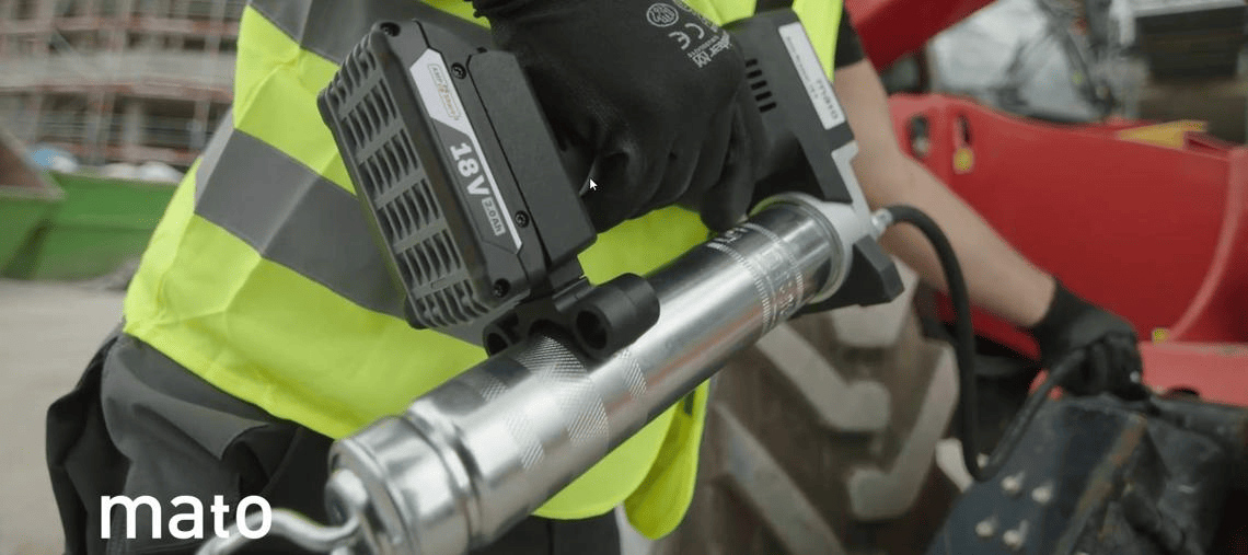 Ein Arbeiter hält ein Bosch Professional Werkzeug mit Akku in der Hand.