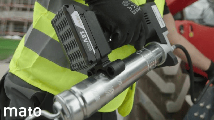 Ein Bosch Professional 18V Akku-Werkzeug wird von einer Person gehalten.