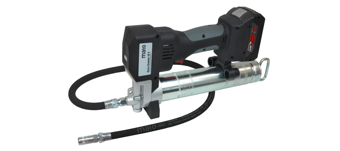 Ein schwarzer Akku-Fettpressen-Werkzeug mit silbernem Behälter.