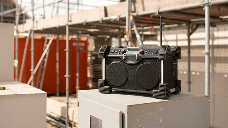 Ein schwarzes Bosch Professional Radio steht auf einer Kiste auf der Baustelle.
