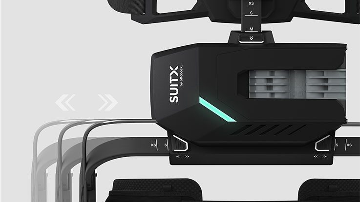 Schwarze SUITX Halterung mit blauer LED-Anzeige auf hellem Hintergrund.