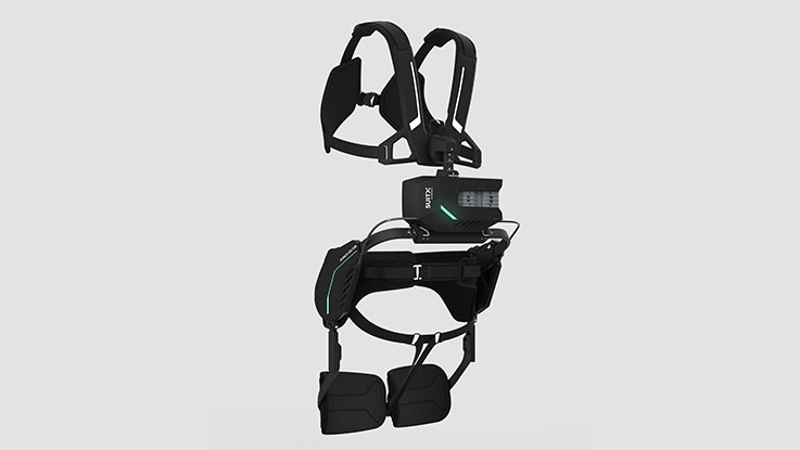 Schwarzes Exoskelett mit grünen Akzenten auf grauem Hintergrund.