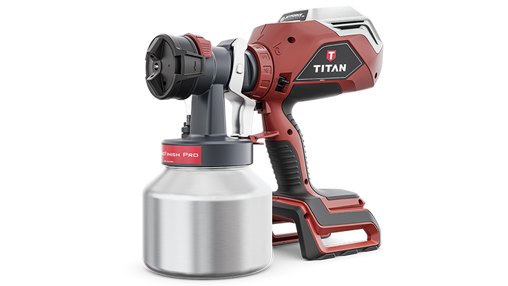 Ein roter Titan Sprühgerät steht neben einem silbernen Farbbehälter.