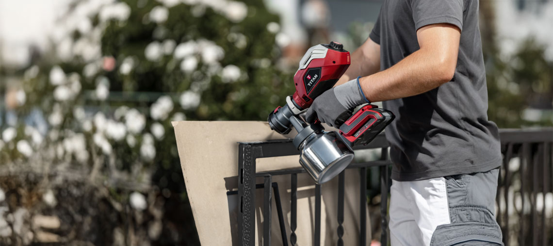 Ein Bosch Professional Farb-Sprühgerät wird von einer Person gehalten.