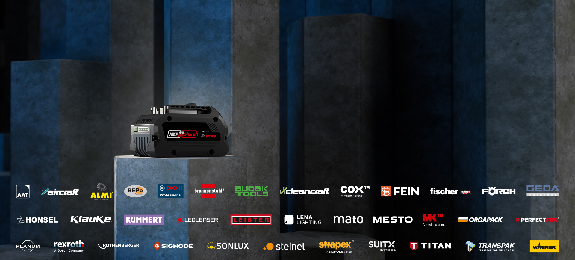 جهاز بوش أسود يقف على كتلة رمادية أمام جدران زرقاء، مع شعارات في المقدمة.