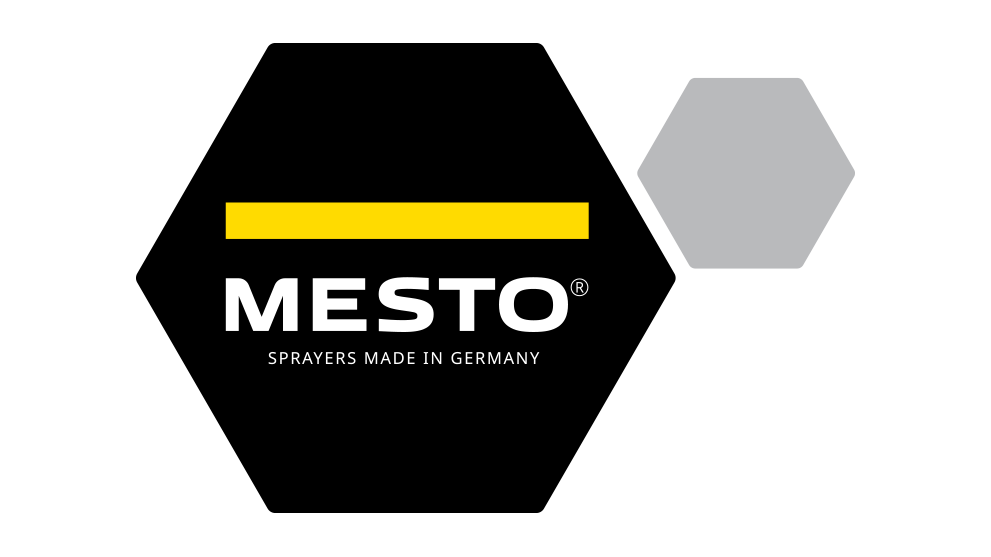 Logotipo de Mesto con línea amarilla, letras en blanco y negro y detalles en gris.