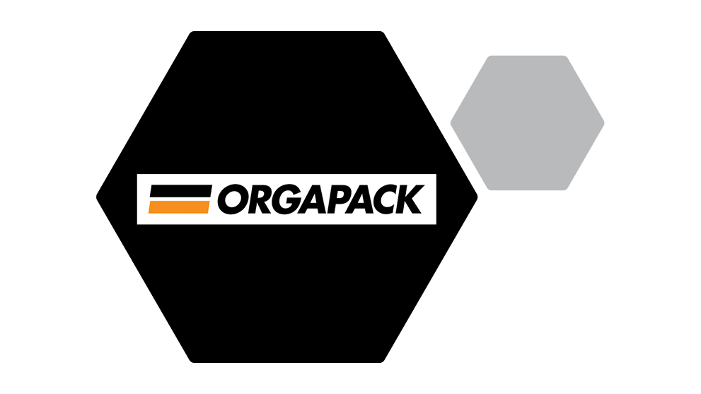 Logo de Orgapack en negro, blanco y naranja sobre fondo negro.